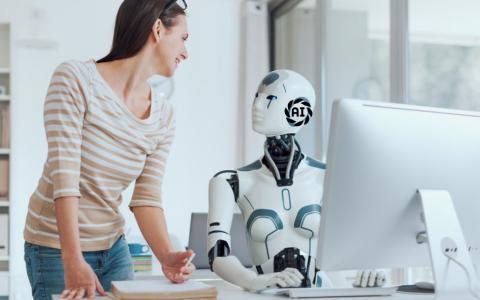 Een hulpverlener in gesprek met een AI-robot