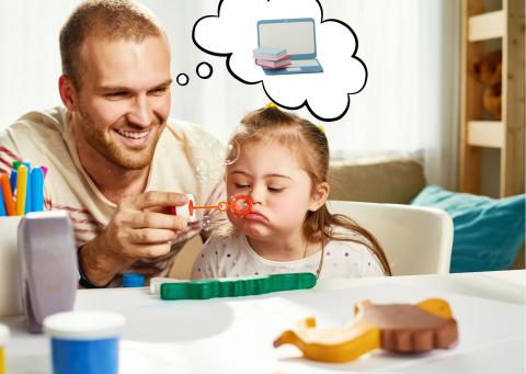 Een begeleider geeft eten aan een kind met een beperking met online cursussen in het achterhoofd