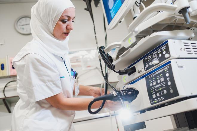 Moslima aan het werk in een ziekenhuis