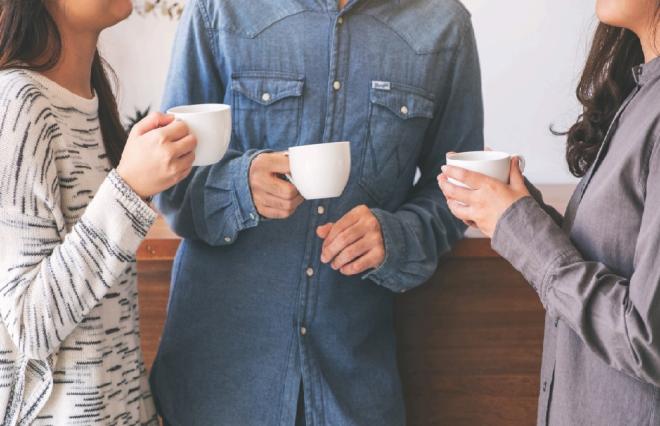 mensen met kop koffie