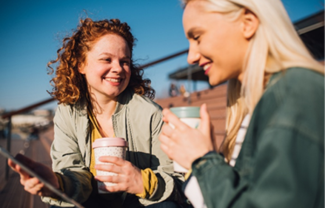 2 vrouwen die koffie drinken